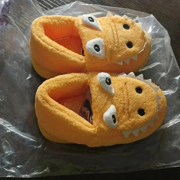Toddler size 8 croc slippers..really comfortable..hypoallergenic.. - Picture 4 of 4